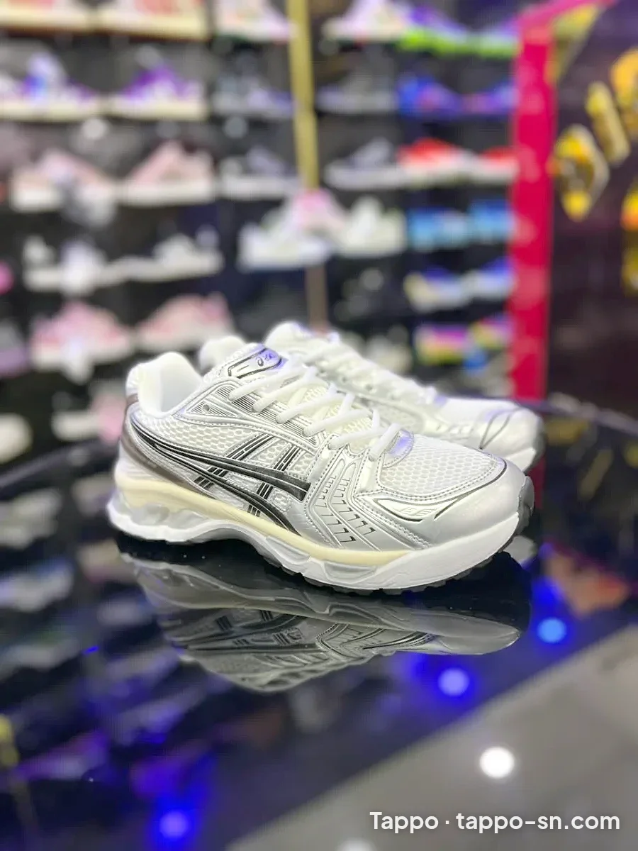 Baskets Asics blanches et argentées à vendre à Dakar – photo 1