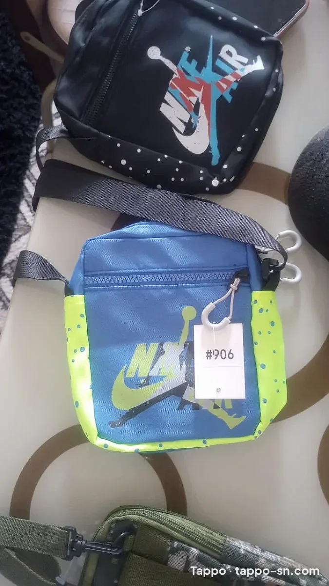 Sacoches Nike Air Jordan (Noire à Pois & Bleue Fluo) – Neuves à vendre à Dakar – photo 1