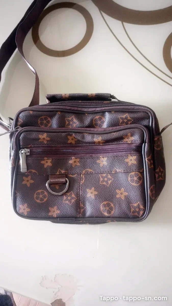 Sacoche Bandoulière Marron Motif Monogramme – Plusieurs Poches à vendre à Dakar – photo 1