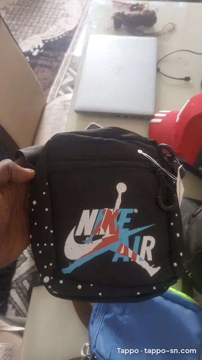 Sacoche Nike Air Jordan – Noire à Pois – Neuve à vendre à Dakar – photo 1