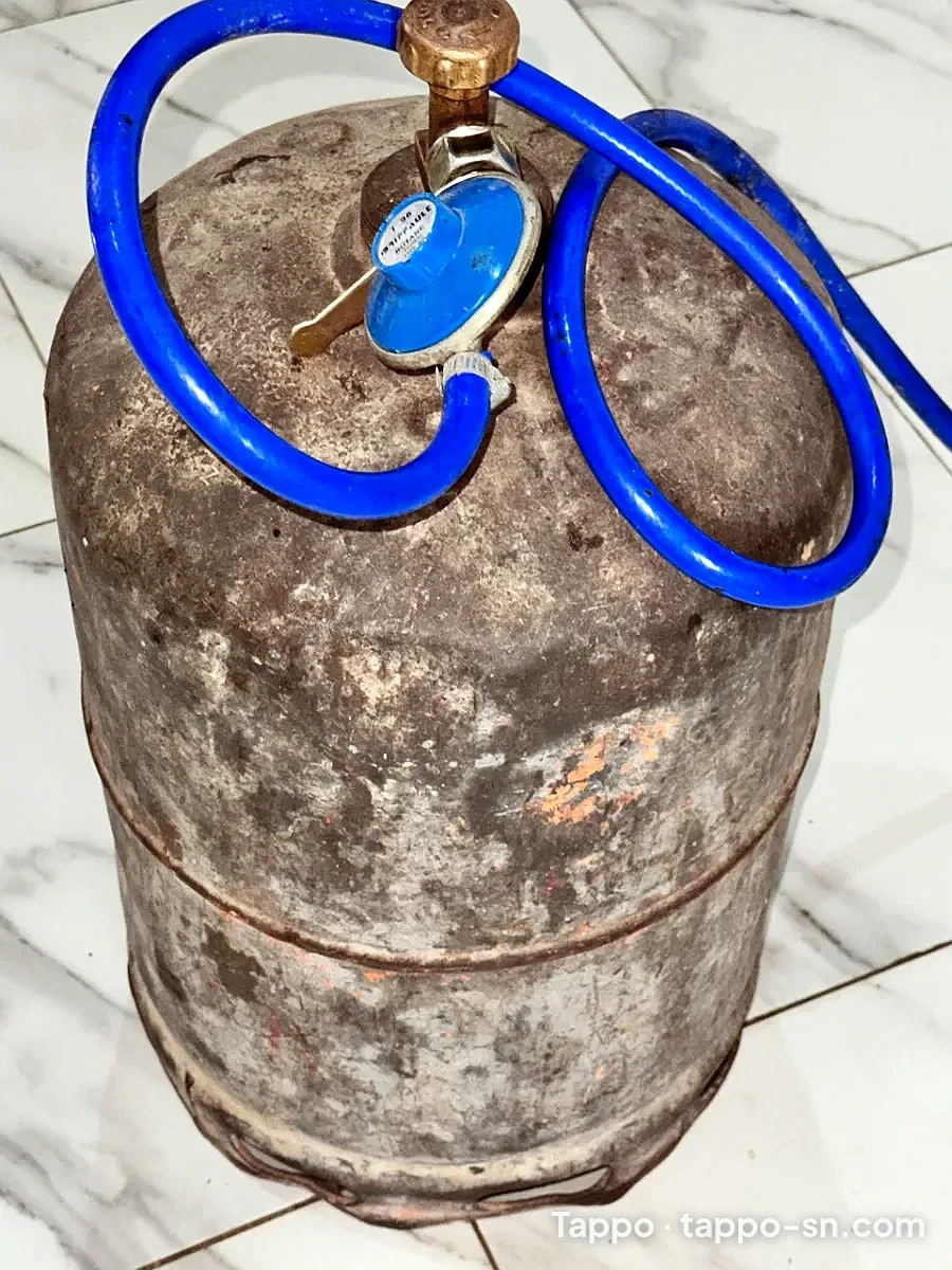 Bouteille de gaz 12 Kg avec tuyau bleu et détendeur à vendre à Dakar – photo 1
