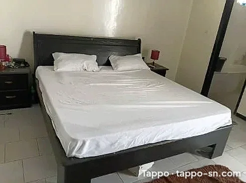 Lot Chambre à coucher : Lit + Grande Armoire avec miroirs à vendre à Dakar – photo 1