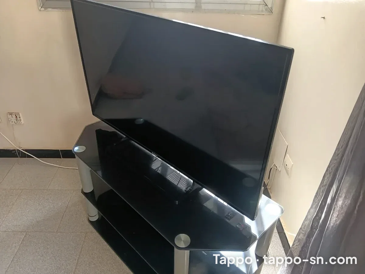 Smart TV + Meuble TV en verre – Lot complet à vendre à Dakar – photo 1