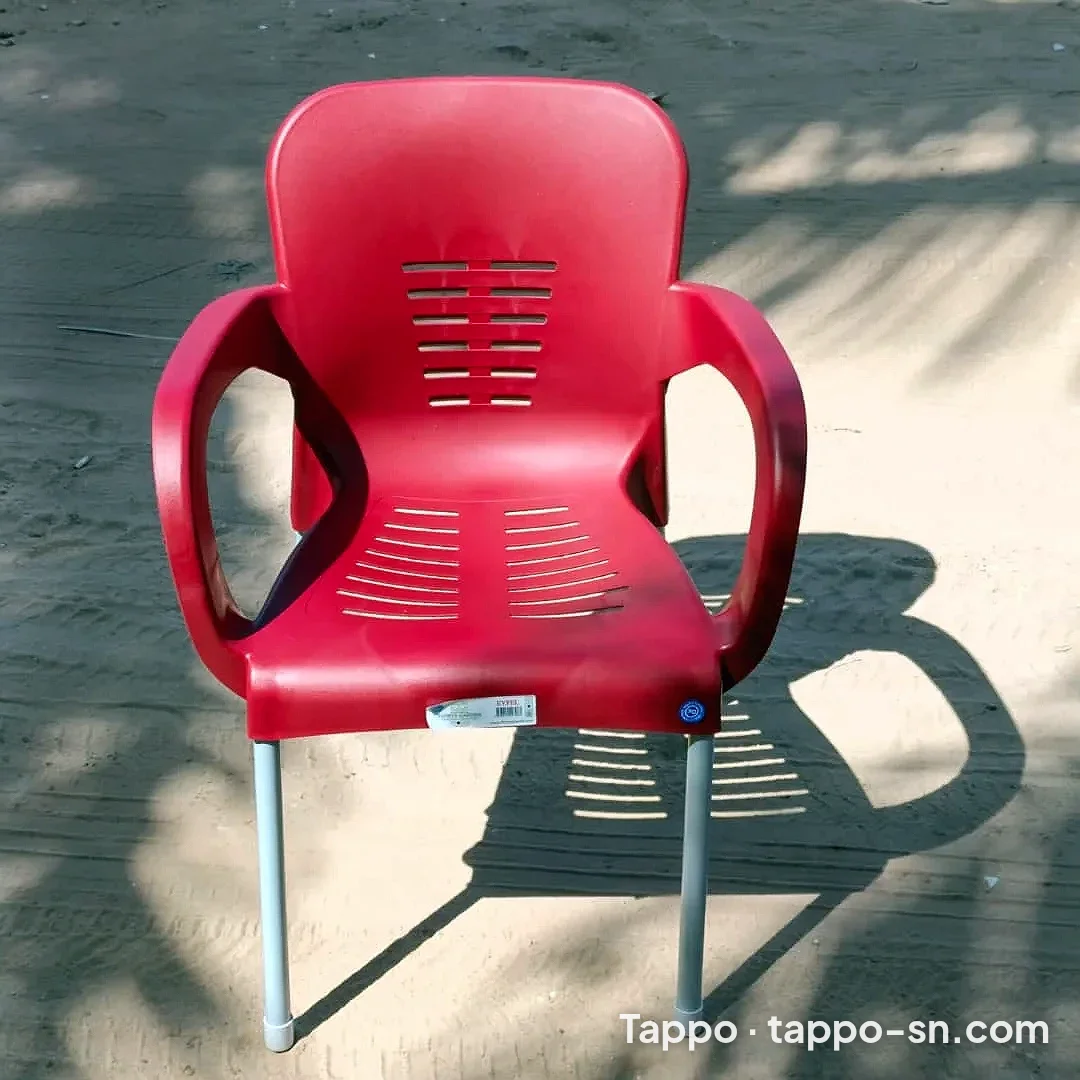 Chaise plastique rigide avec pieds en fer inoxydable à vendre à Dakar – photo 1