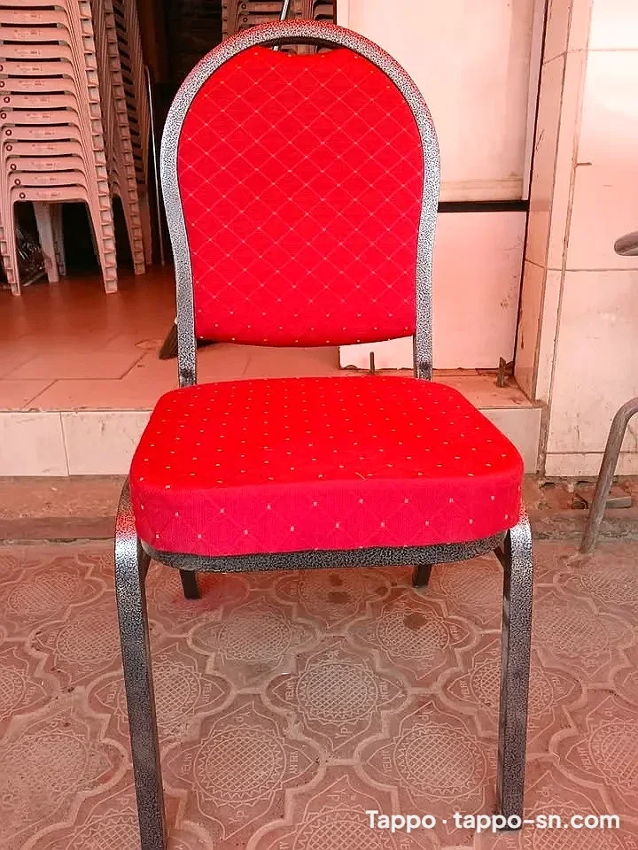 Chaise VIP rouge rembourrée 1ER CHOIX à vendre à Dakar – photo 1