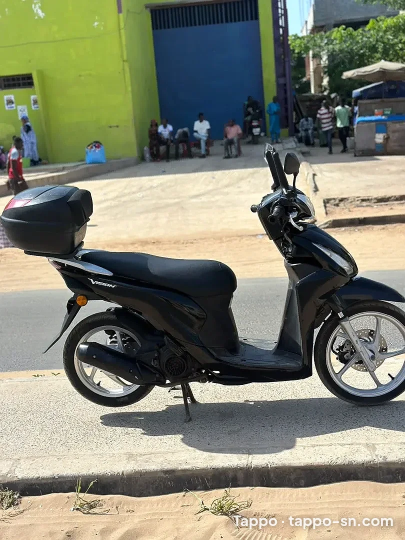 Scooter Vision noir avec top case à vendre à Pikine – photo 1