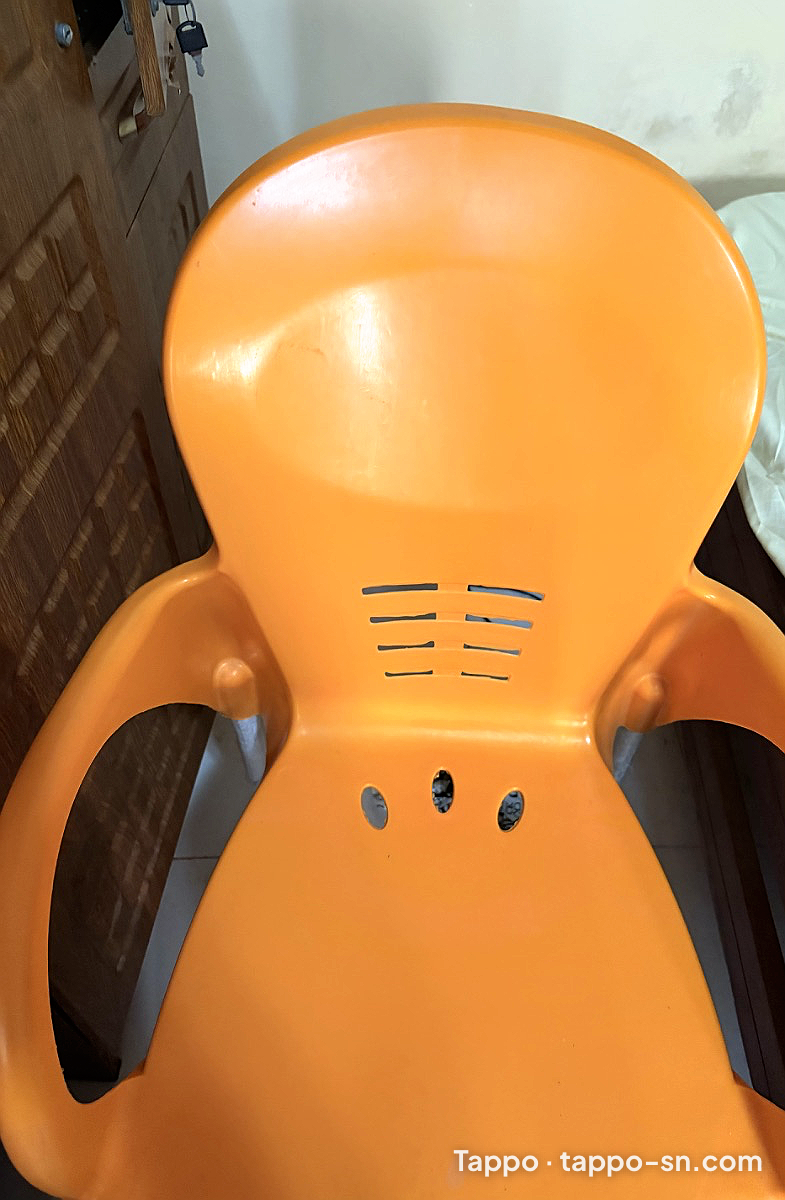 Chaise en plastique orange à vendre à Dakar – photo 1