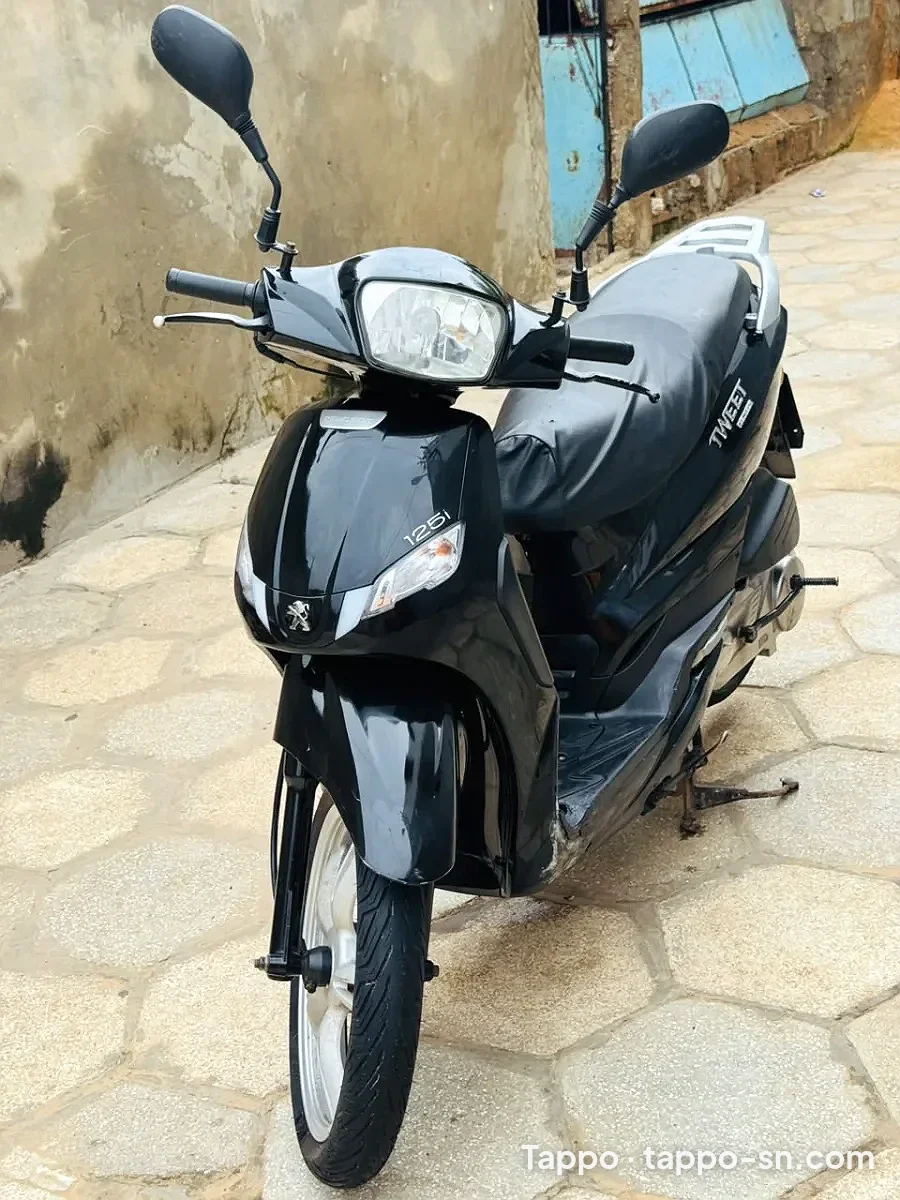Scooter Peugeot Tweet 125i noir avec Cmc à vendre à Dakar – photo 1