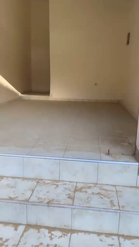 Grand magasin neuf avec toilettes à louer - Ouakam bord de route à Dakar – photo 1