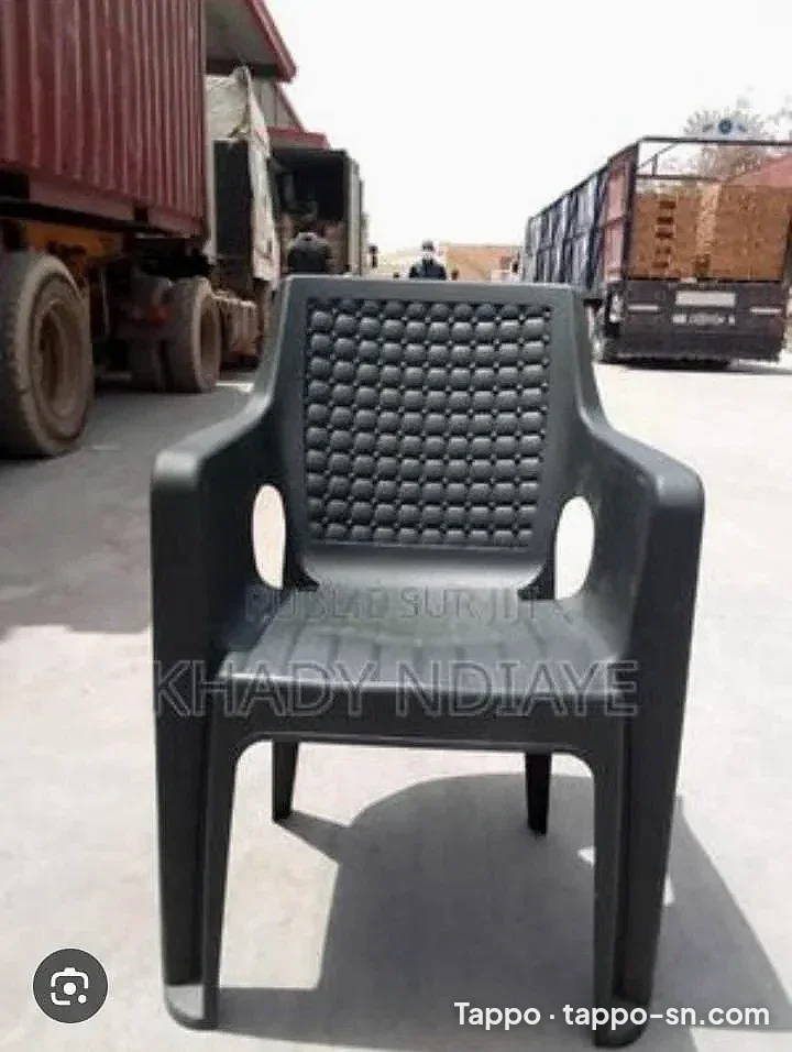 Chaise en plastique à vendre à Dakar – photo 1
