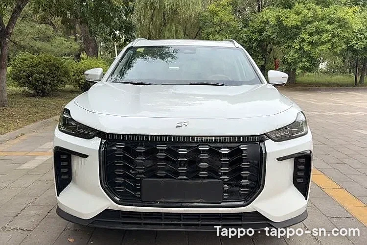 Voiture SUV blanche X70 à vendre à Dakar – photo 1